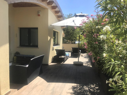 Zona giorno con tre o più stanze in 8258