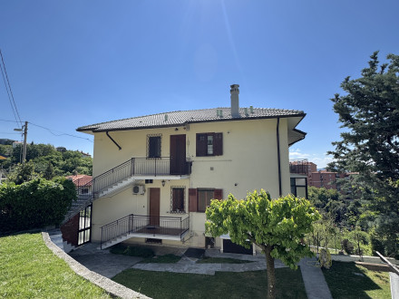 Zona giorno con tre o più stanze in 8258